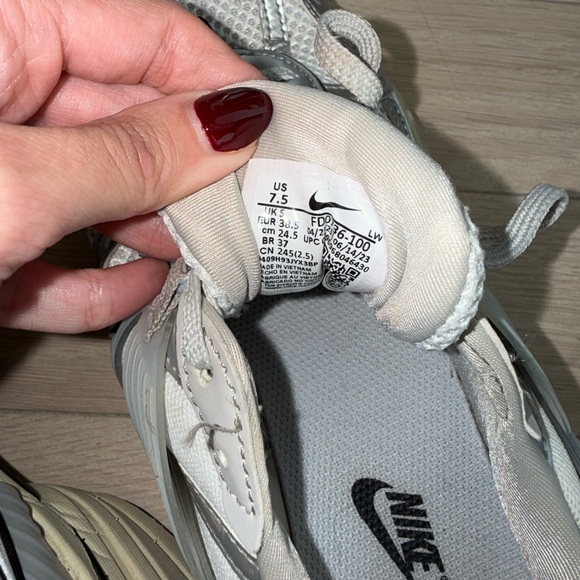 Nike Woman’s Sneakers Size 7.5 - Picture 5 of 5